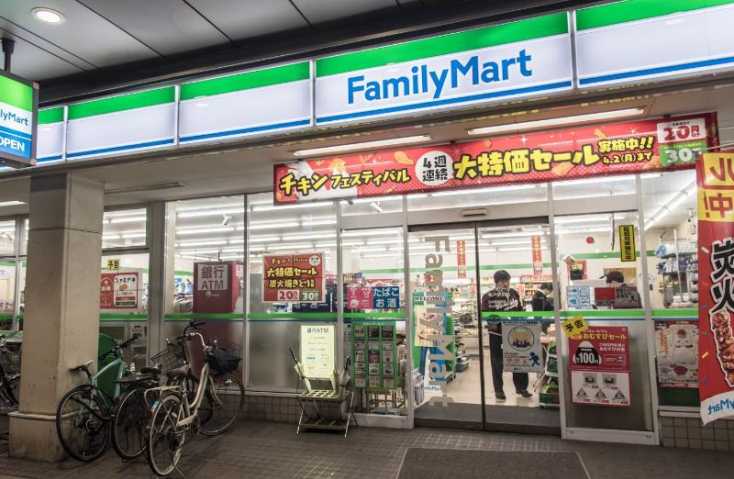 コンビニ　ファミリーマート（コンビニ）まで213m