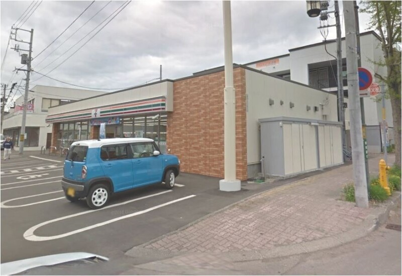 コンビニ　セブンイレブン札幌自衛隊駅前店（コンビニ）まで742m