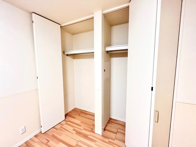 収納　居室には収納力たっぷりなダブルクローゼットも