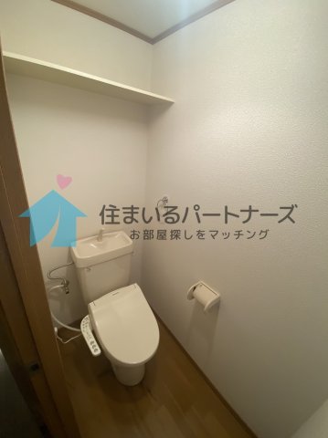 トイレ　落ち着いた色調のトイレです