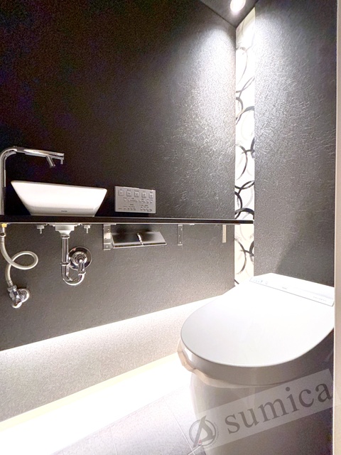 トイレ　人気アイテムの温水洗浄便座。清潔感のあるトイレです。
