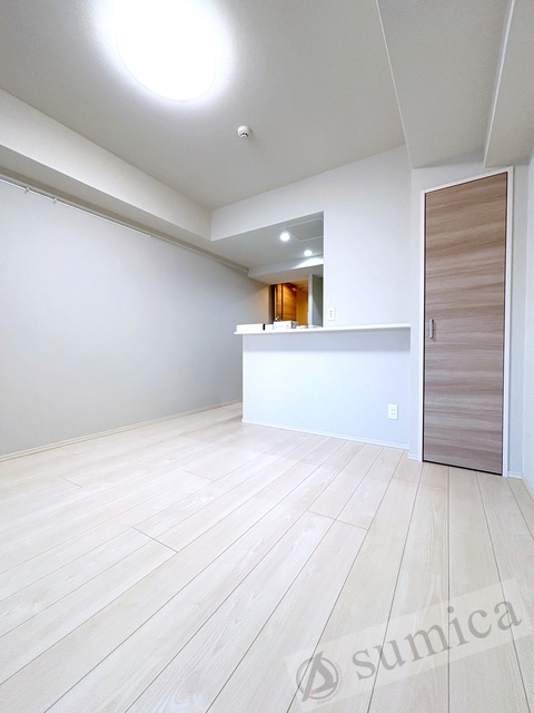 居室・リビング　内装は白を基調として建具とキッチンがグッと映えてます＾＾