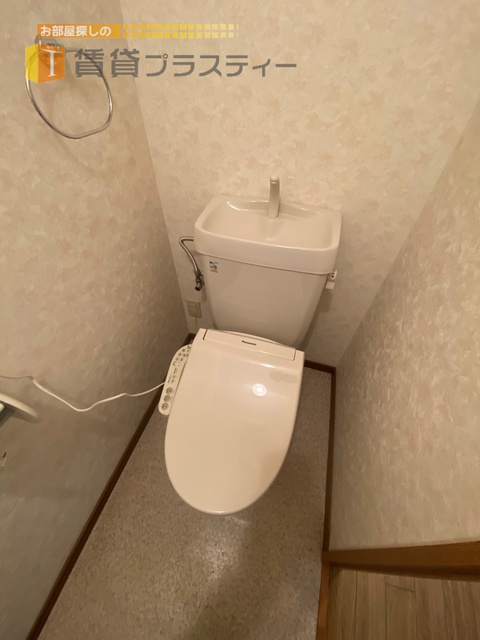 トイレ　ウォシュレット付き。