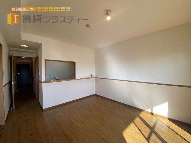 居室・リビング　光が差し込む明るいお部屋。※別部屋の参考写真です