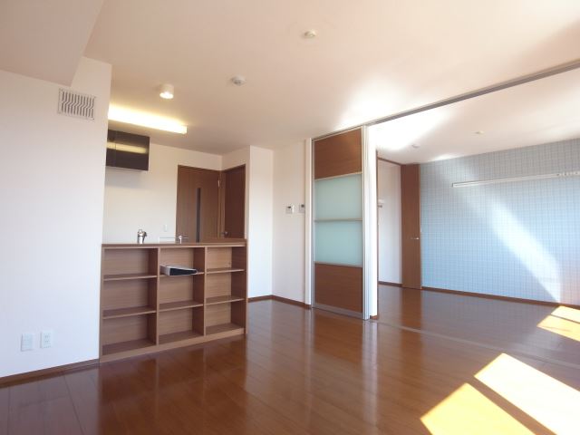 その他部屋・スペース　リビング。カウンターキッチンが開放的です。