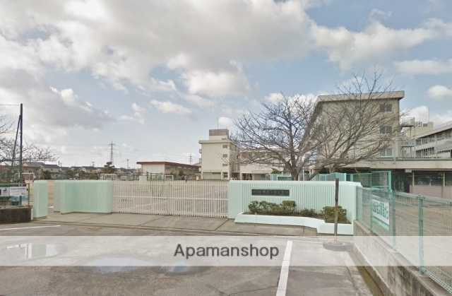 小学校　岡山市立芳泉小学校（小学校）まで1365m