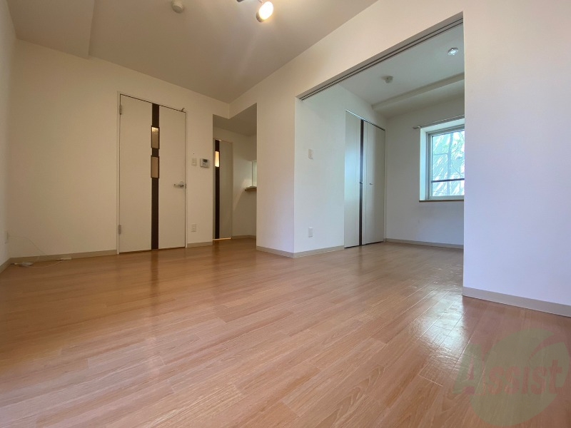 居室・リビング　木目のフローリングは落ち着きのある印象のお部屋になりますね。