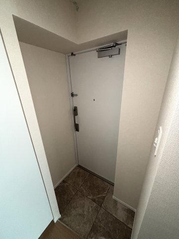 玄関　802号室のお部屋の写真になります。