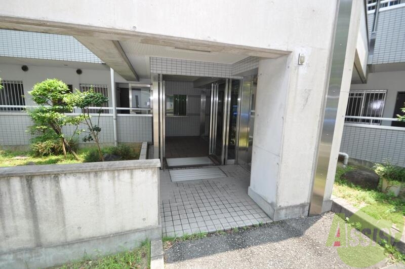 エントランス　敷地内駐車場の空き状況はご連絡ください