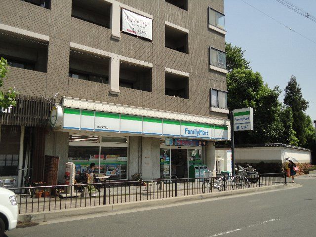 コンビニ　ファミリーマート阪急桂駅前店（コンビニ）まで319m