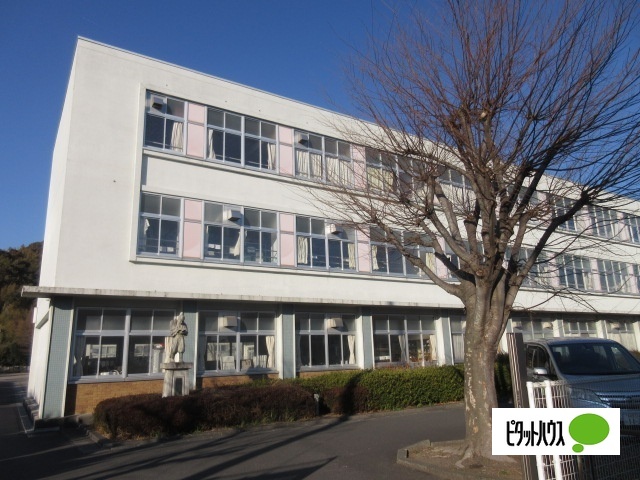 小学校　島田市立島田第四小学校（小学校）まで896m