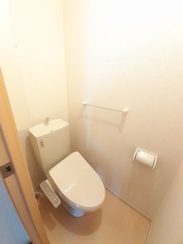 トイレ　落ち着いた色調のトイレです