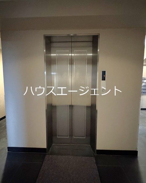 ロビー　エレベーター付きで上階への行き来も楽々です。