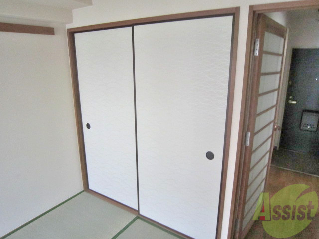 収納　ふすまで開閉するタイプの収納です。お布団も２組は余裕です。