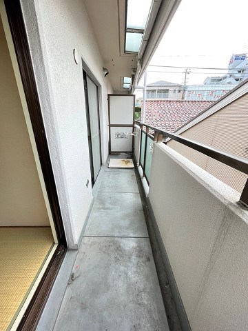 バルコニー　暖かな日差しのふりそそぐバルコニー