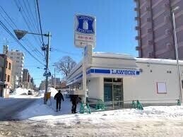 コンビニ　ローソン札幌南7条西八丁目店（コンビニ）まで119m