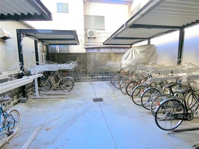 その他共有部分　屋根付きラック式の駐輪場