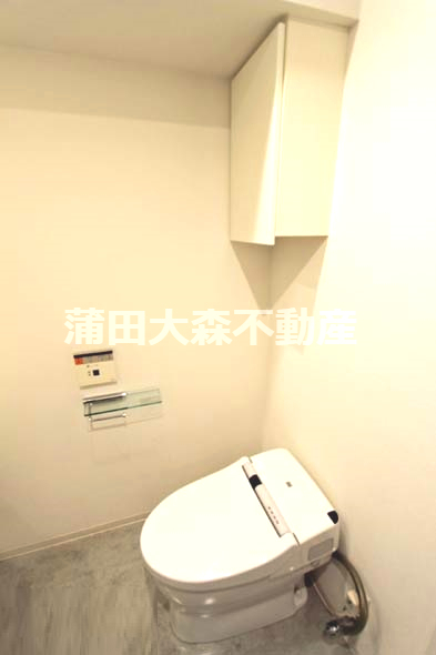 トイレ　棚収納と温水洗浄便座付きのトイレ
