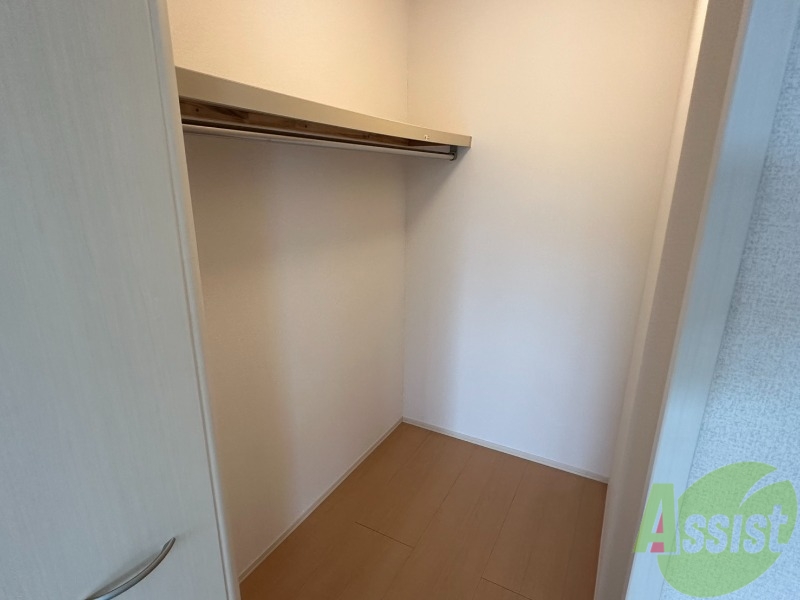 収納　クローゼットを開けるとウォークインになっています。