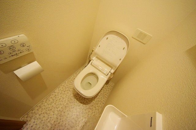 トイレ　。・。・温水洗浄便座付きのトイレです♪。・。・