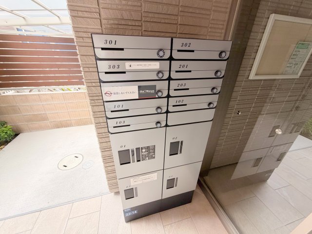 ロビー　ロビーにある各部屋毎のメールボックス。