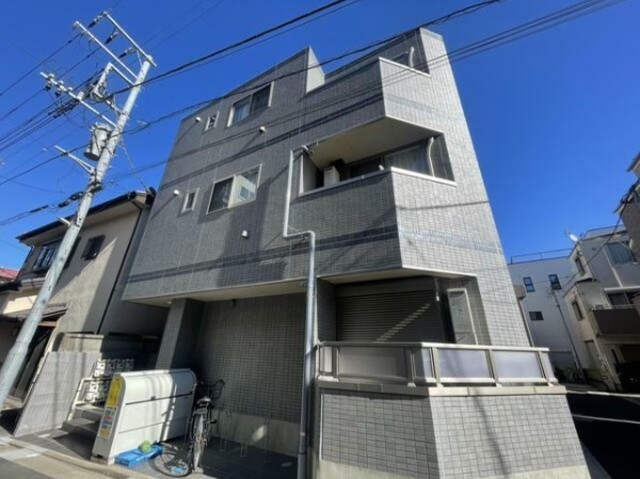 建物外観　３階建ての賃貸マンション