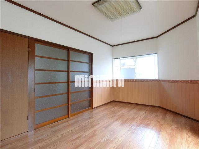 居室・リビング　２階角部屋です。窓が２面にあります。