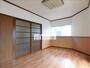 居室・リビング　２階角部屋です。窓が２面にあります。