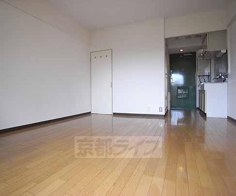 居室・リビング　洋室８帖！単身の方には十分ですね