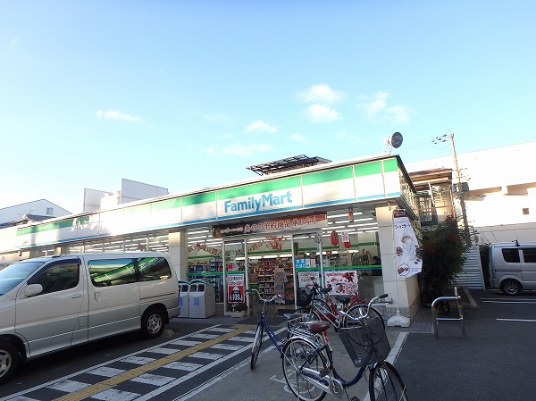 コンビニ　ファミリーマート中宮店（コンビニ）まで230m