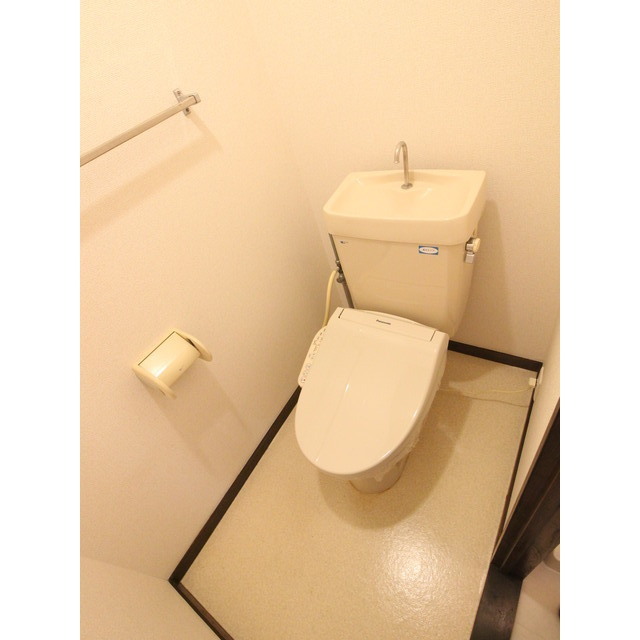 トイレ　別のお部屋の写真になります。
