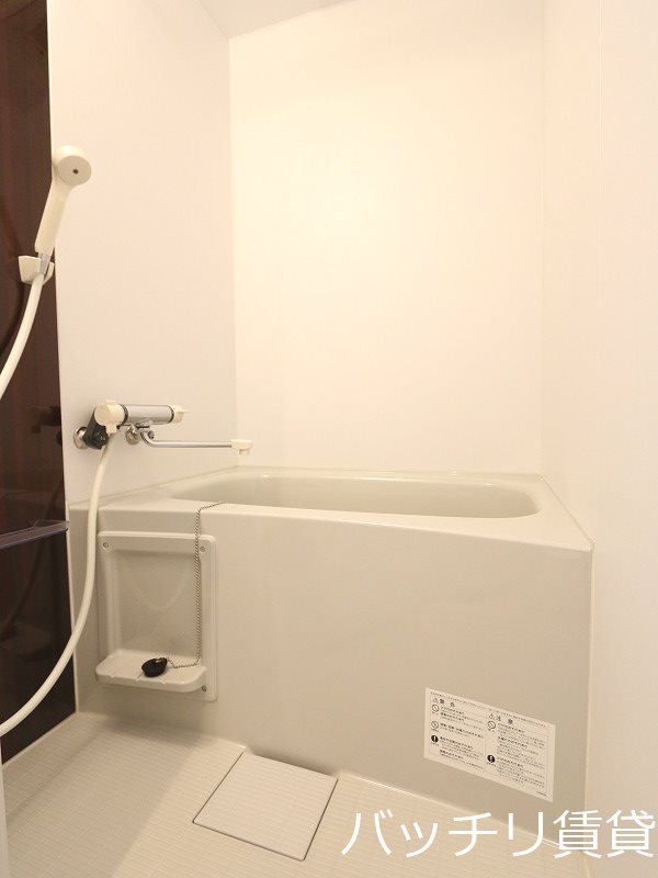 バス・シャワールーム　画像は別号室タイプの為、現状を優先致します。