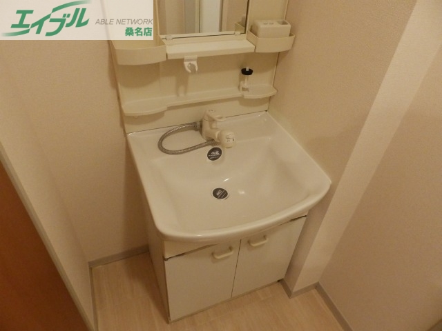 洗面設備　別部屋反転参考写真です