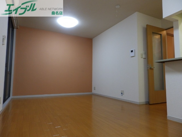 居室・リビング　別部屋反転参考写真です