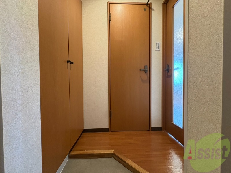 玄関　玄関の様子です。広い洋室にすぐ繋がっています。