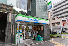 コンビニ　ファミリーマート 麻布十番一丁目店（コンビニ）まで49m