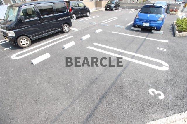 駐車場　車をお持ちの方に嬉しい駐車場付きの物件です