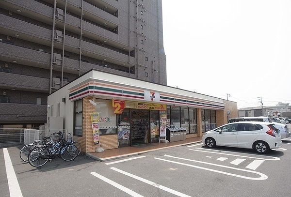 コンビニ　セブンイレブン（コンビニ）まで650m