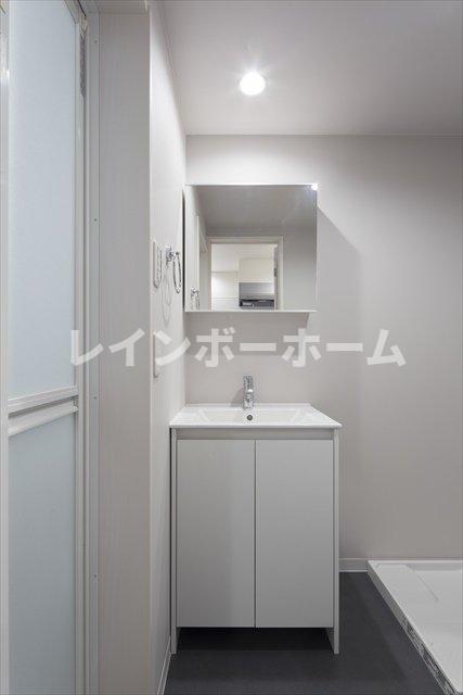 洗面設備　使いやすい独立洗面台です