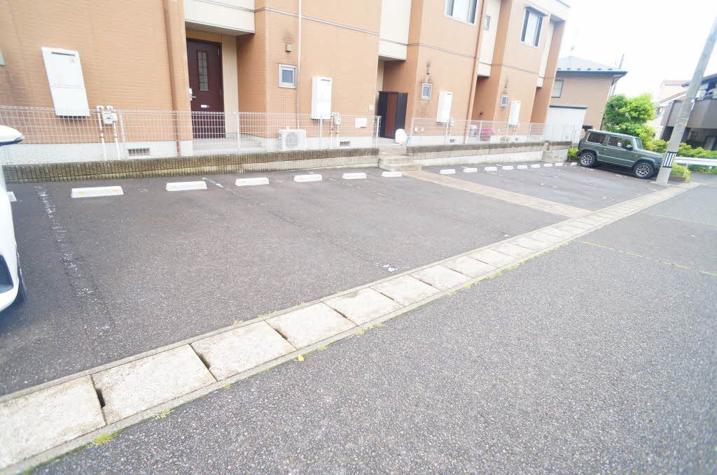 建物外観　駐車場