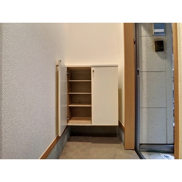 玄関　玄関脇の下駄箱で片付きます