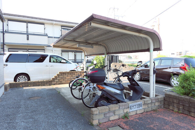 その他共有部分　屋根付き駐輪場完備♪