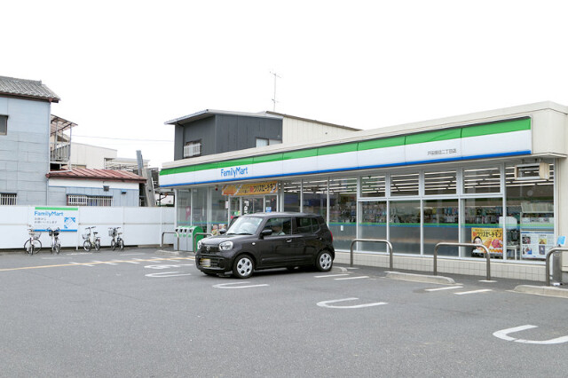 コンビニ　ファミリーマート戸田笹目二丁目店（コンビニ）まで300m