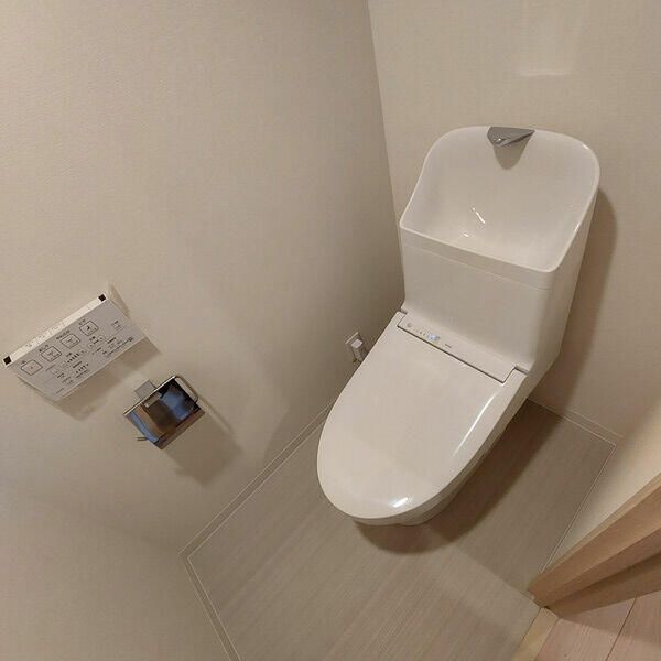 トイレ　落ち着いた色調のトイレです