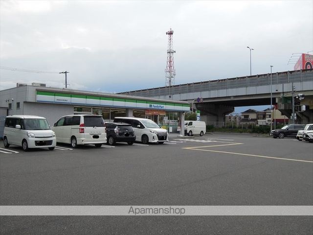 コンビニ　ファミリーマート（コンビニ）まで725m