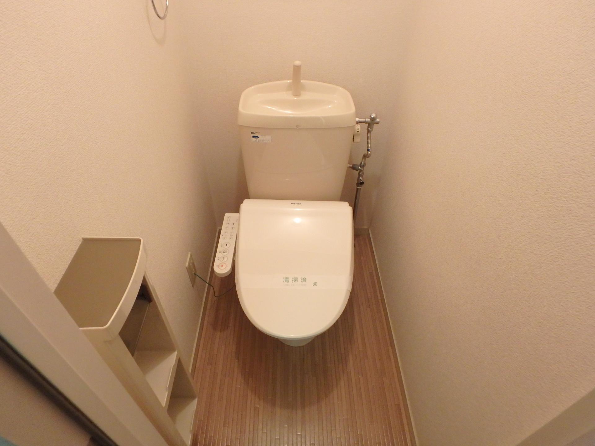 トイレ　温水洗浄便座付きです