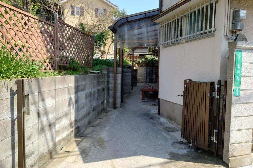 庭　入り口横には広めのスペースが。洗濯物もしっかり干せます