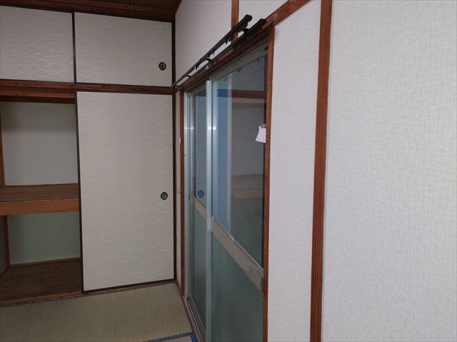 収納　1階収納とガレージに続く窓