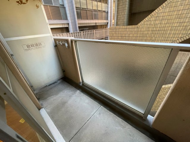 バルコニー　同マンション他部屋。反転タイプ