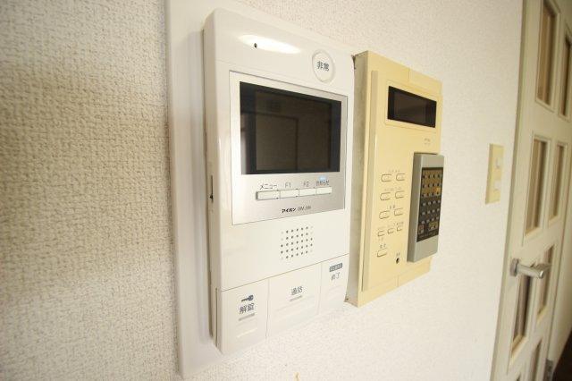 セキュリティ　来訪者の顔が確認できるモニタ付ドアフォン